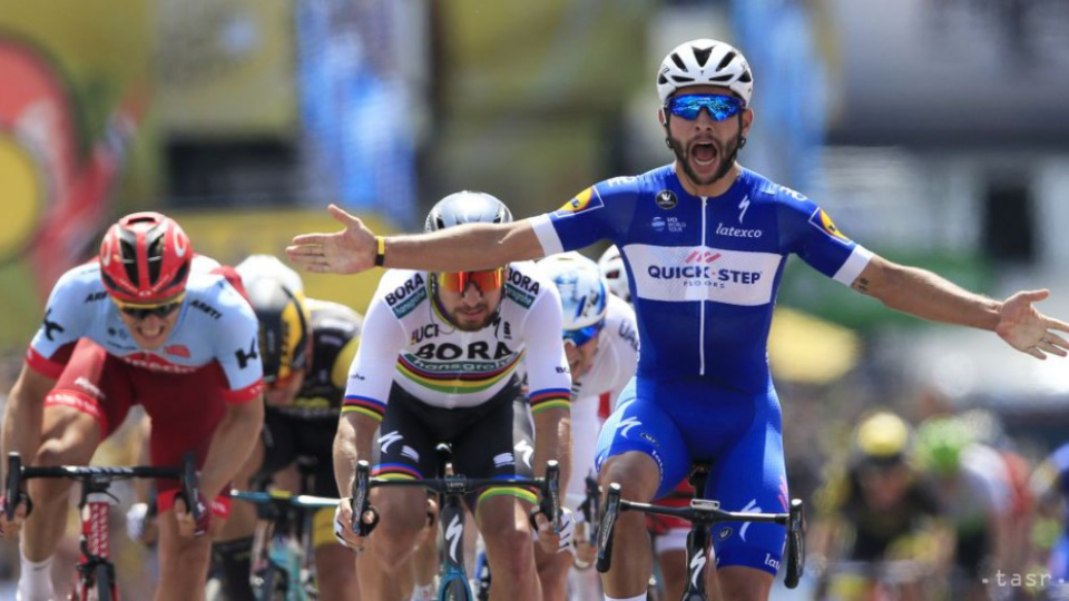 Kolumbijský cyklista Fernando Gaviria sa raduje v cieli z víťazstva pred druhým Petrom Saganom (druhý vľavo) zo Slovenska a tretím Marcelom Kittelom z Nemecka (vľavo) v 1. etape 105. ročníka cyklistických pretekov Tour de France z Noirmoutieru do Fontenay Le-Comte 7. júla 2018.