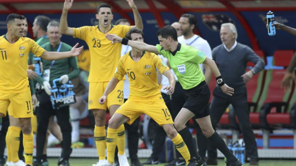 Austrálski futbalisti protestujú po  penalte, ktorú odpískal uruguajský rozhodca Andres Cunha po historickom prvom použití systému VAR  - teda videorozhodcu - na svetovom šampionáte v zápase základnej C-skupiny Francúzsko - Austrália na MS vo futbale v ruskom meste Kazaň 16. júna 2018, archívna snímka.