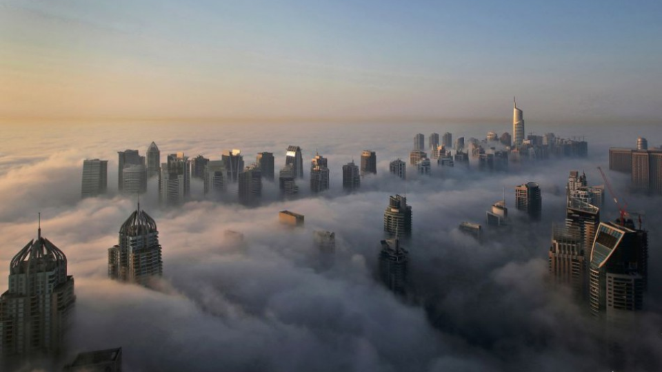  Na archívnej snímke vidno špičky mrakodrapov nad hmlou, osvetlené ranným slnkom vo štvrtiach Marina a Jumeirah v Dubaji v Spojených arabských emirátoch.