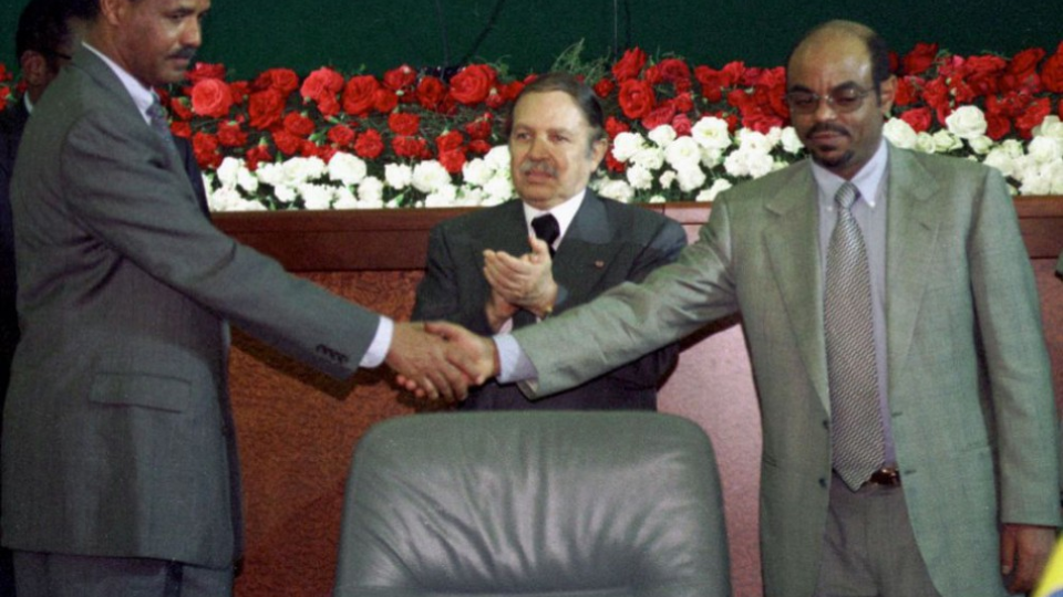 Etiópsky premiér Meles Zenawi (vpravo) a eritrejský prezident Isaias Afwerki, archívna snímka.