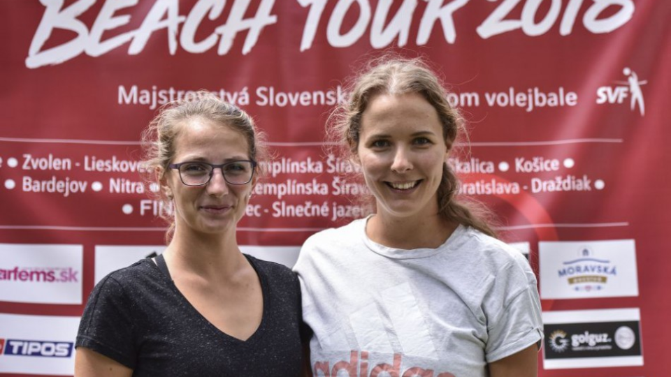 Na snímke slovenské reprezentantky v plážovom volejbale zľava Andrea Štrbová a Natália Dubovcová.