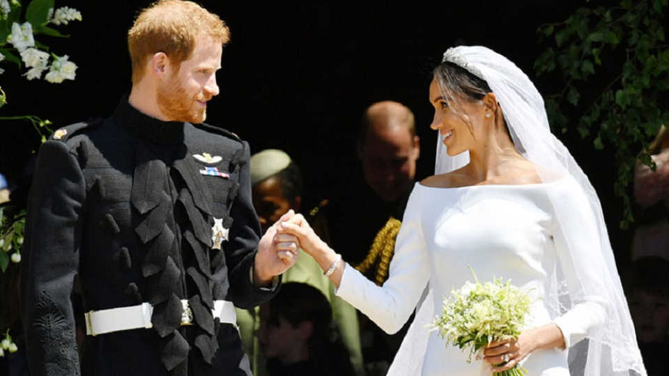 Princ Harry a bývalá americká herečka Meghan Markleová tesne po ich svadobnom obrade.