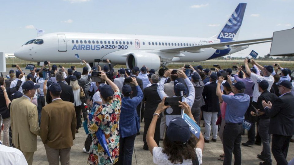 Novinári sa zhromažďujú pred novým lietadlom Airbus A220 po jeho pristátí na letisku v Toulouse-Blagnac na juhozápade Francúzska 10. júla 2018. Európsky výrobca lietadiel Airbus predstavil vo francúzskom meste Toulouse nový prepracovaný model lietadla Bombardier série C, ktorý premenoval na A220, aby bol v súlade s ponukou jeho ostatých civilných dopravných lietadiel. Airbus oznámil, že Bombardiery 