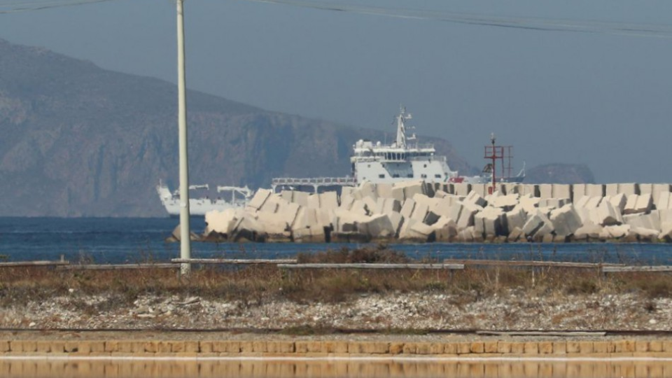 Na snímke loď Diciotti talianskej pobrežnej stráže so 67 utečencami na palube čaká pred sicílskym prístavom Trapani na ďalšie pokyny rezortu vnútra v Ríme vo štvrtok 12. júla 2018.