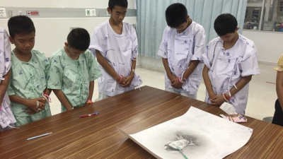 Thajským chlapcom povedali o smrti potápača. Rozplakali sa a potom mu vzdali dojímavú poctu