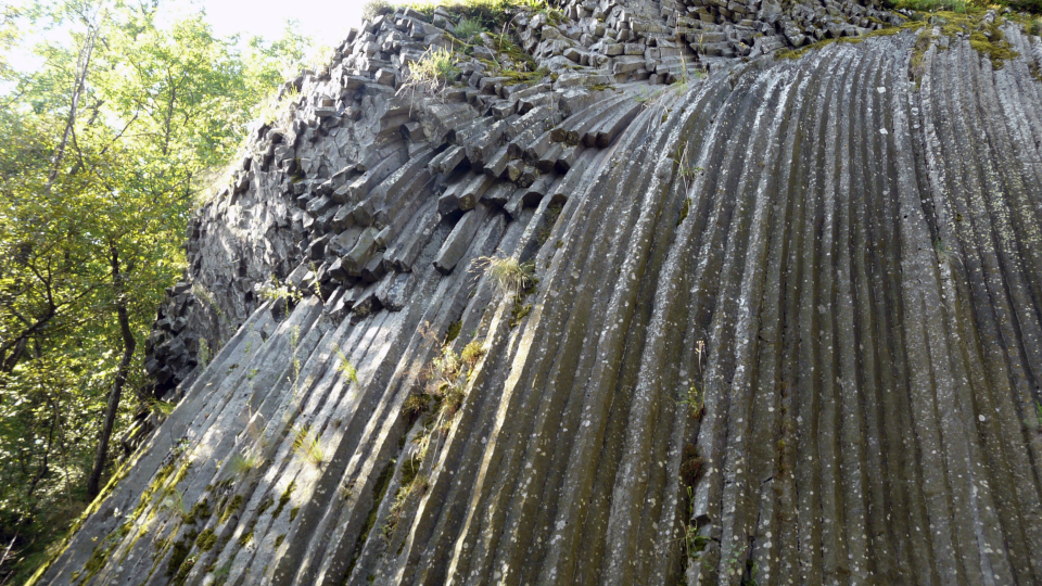 Na archívnej snímke jedinečný kamenný vodopád. Práve z čadičového kameňa tohto tvaru postavili celý hrad.
