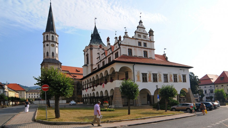 Na archívnej snímke budova renesančnej radnice z druhej polovice 15. storočia so zvonicou a veža Chrámu svätého Jakuba na Námestí Majstra Pavla v Levoči.