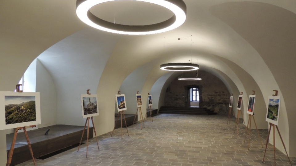 Na snímke zrekonštruované prízemie sýpky v komplexe benediktínskeho kláštora v Hronskom Beňadiku za účelom jeho sprístupnenia širokej verejnosti a výstava fotografií , ktorá mapuje záchranu slovenských kultúrnych pamiatok vo štvrtok 30. marca 2017. 