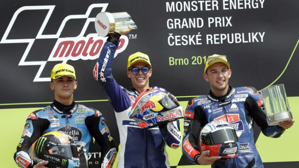 Na snímke v strede taliansky jazdec Fabio Di Giannantonio (Del Conca Gresini) oslavuje víťazstvo v preteku triedy Moto3 na Veľkej cene Českej republiky na Masarykovom okruhu v Brne 5. augusta 2018. Na druhom mieste skončil Španiel Aron Canet (vľavo) a na treťom Čech Jakub Kornfeil (vpravo).