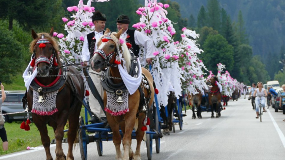 Na snímke konský vozový sprievod v rámci 56. ročníka medzinárodného folklórneho festivalu Jánošíkove dni v Terchovej 5. augusta 2018. 