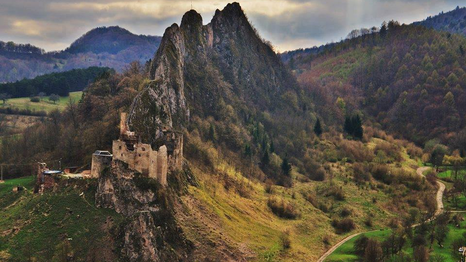 Pohľad na hrad Lednica.