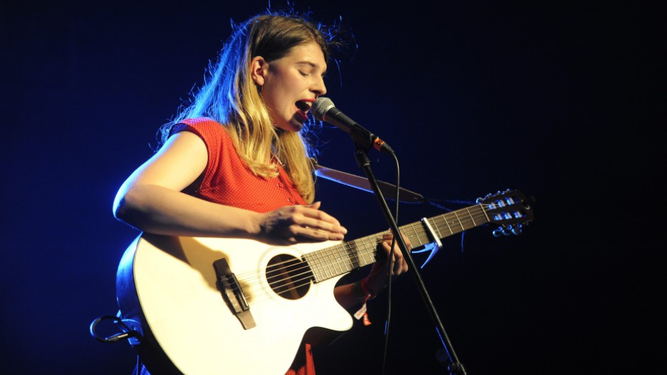 Na snímke nu-folková hudobníčka Katarína Kubošiová známa pod menom Katarzia.