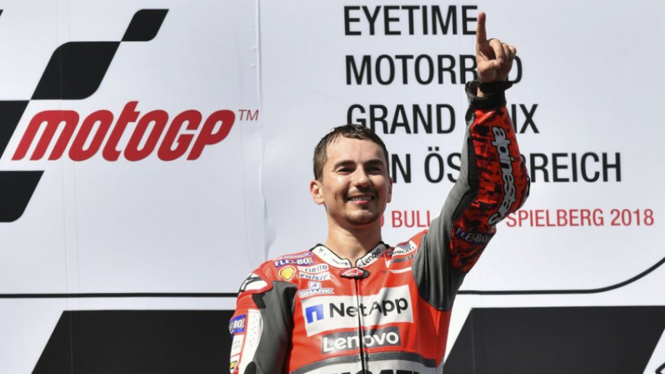 Na snímke Španiel Jorge Lorenzo sa raduje z víťazstva na Veľkej cene Rakúska cestných motocyklov v kategórii MotoGP, na okruhu Red Bull Ring v Spielbergu 12. augusta 2018.