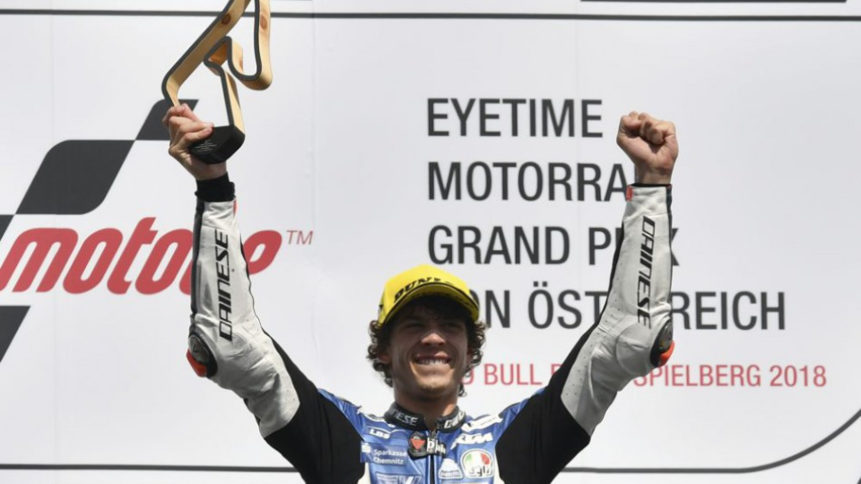 Na snímke Talian Marco Bezzecchi   sa raduje na pódiu z víťazstva na Veľkej cene Rakúska cestných motocyklov v kategórii Moto3, na okruhu Red Bull Ring v Spielbergu 12. augusta 2018.