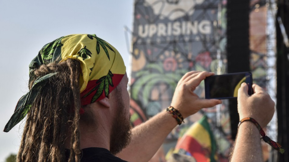 Na archívnej snímke fanúšik stojí pred hlavným pódiom na najväčšieho reggae hudobného stretnutia Uprising Reggae Festival na Zlatých pieskoch v Bratislave 26. augusta 2017. 
