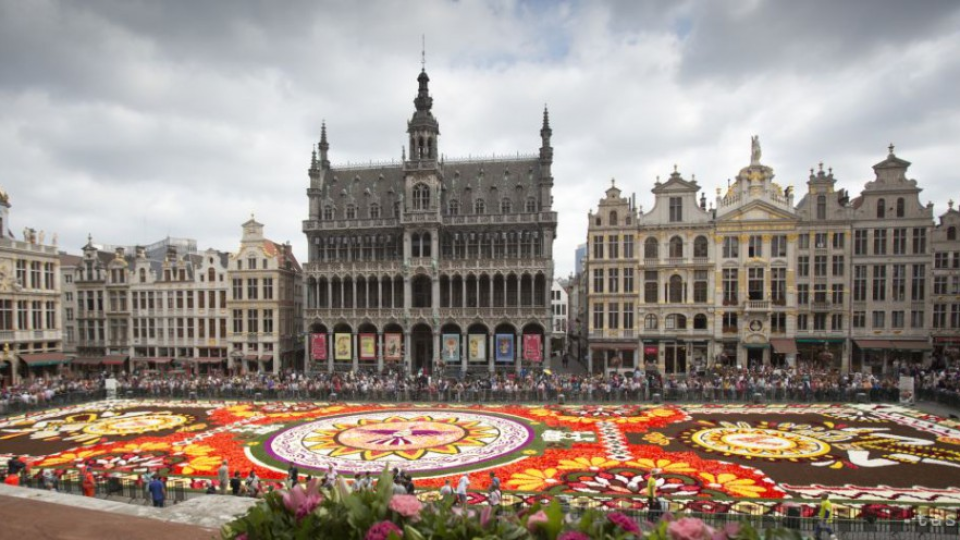 Na snímke obrovský kvetinový koberec na bruselskom námestí Grand Place uviedli vo štvrtok 16. augusta 2018. Viac ako 500 000 kvetov použili na vytvorenie latinskoamerického motívu venovanému mexickej oblasti Guanajuato.