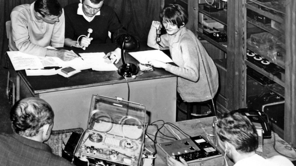 Na snímke pri mikrofóne, zľava Zdeno Oravec, Fedor Mikovič, Hanka Kútiková a zvukoví technici Štefan Ivančík a Vladimír Lehoťan v improvizovanom rozhlasovom štúdiu v auguste 1968.