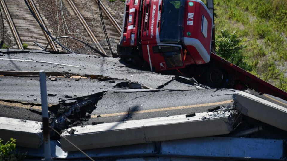  Na snímke zdemolovaná kabína ťahača leží medzi troskami mosta Morandi na železničnej trati v Janove 15. augusta 2018. 