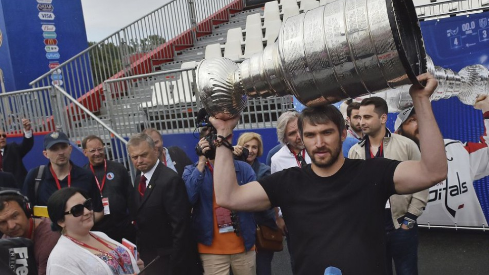 Ruský hokejista a kapitán Washingtonu Capitals Alexander Ovečkin drží Stanleyho pohár.