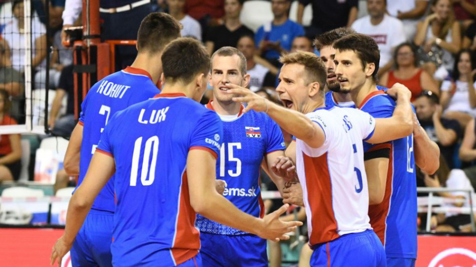 Radosť hráčov Slovenska po vyhratom prvom sete  v zápase C skupiny kvalifikácie ME 2019 mužov vo volejbale Slovensko - Island 15. augusta 2018 v Nitre.