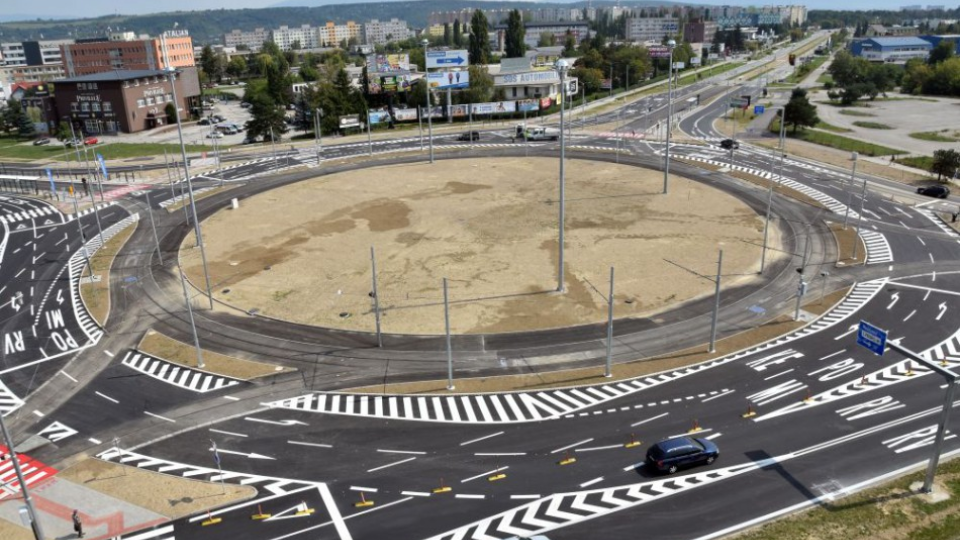 Na snímke zrekonštruovaný kruhový objazd na Moldavskej ceste po odovzdaní ukončenia  modernizácie košických električkových tratí (MET) investorovi - Mestu Košice 31. augusta 2018. 