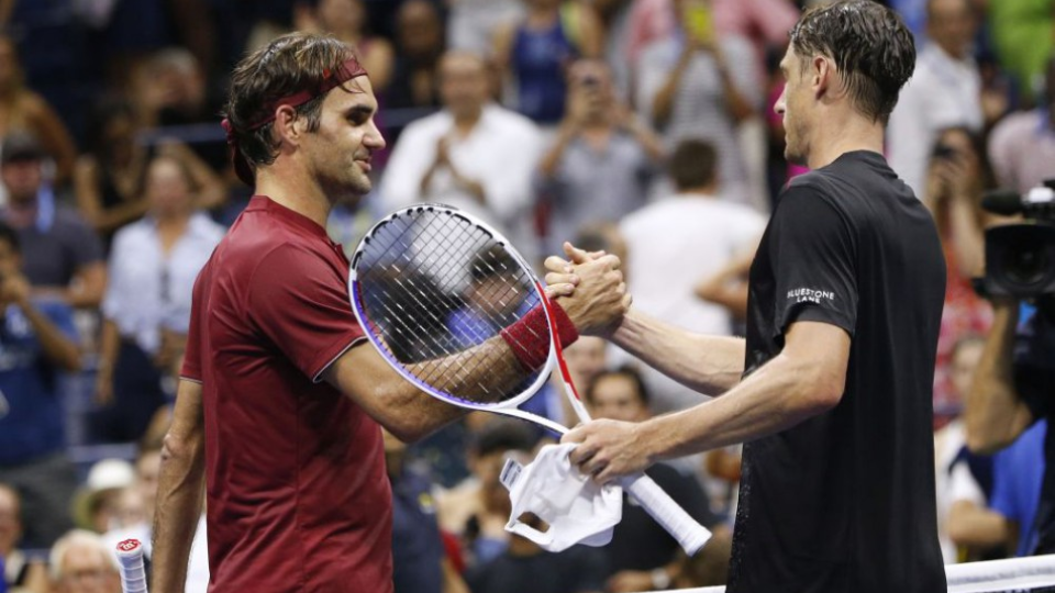Švajčiar Roger Federer gratuluje k víťazstvu austrálskemu tenistovi Johnovi Millmanovi na US Open 4. septembra 2018.