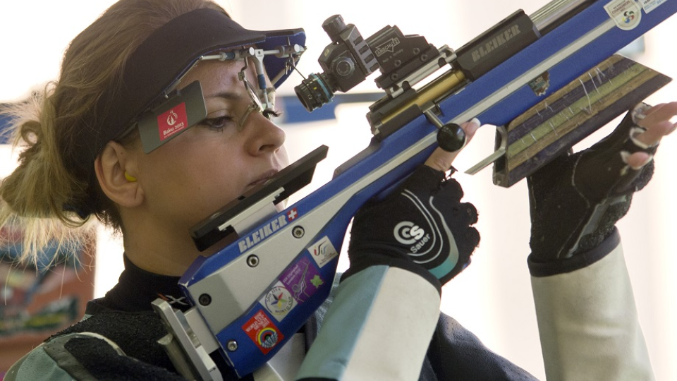 Na snímke slovenská reprezentantka v streľbe Daniela Demjén-Pešková počas súťaže v ľubovoľnej malokalibrovke 3x20 na 1. Európskych hrách v Baku 19. júna 2015.
