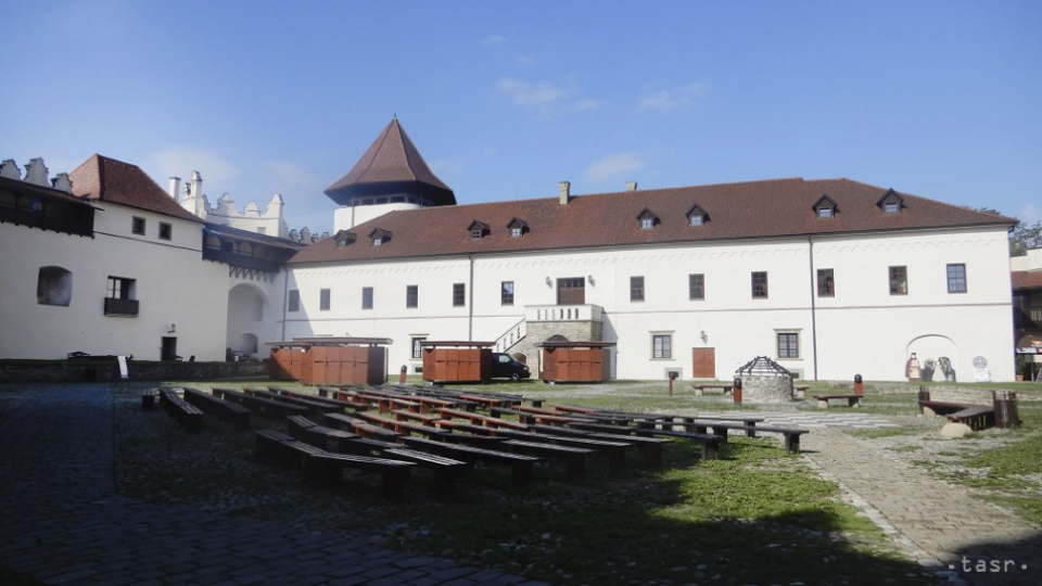Na snímke nádvorie Kežmarského hradu, ktorý počas hlavnej turistickej sezóny navštívilo takmer 40.000 turistov. 