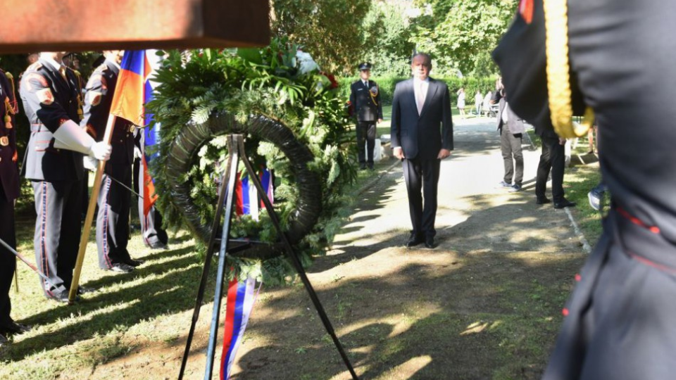 Na snímke prezident SR Andrej Kiska kladie veniec k pamätníku Antona Srholca počas návštevy Piešťan 6. septembra 2018.