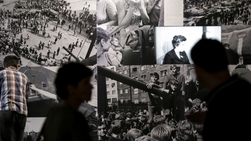 Snímka z vernisáže výstavy Okupácia 1968. Výstava v priestoroch Novej Cvernovky predstavuje v chronologickom poradí udalosti, ktoré predchádzali 21. augustu 1968, cez samotný pád vojsk, až po následné reakcie spoločnosti v nasledujúcom období.  V Bratislave 7. septembra 2018.