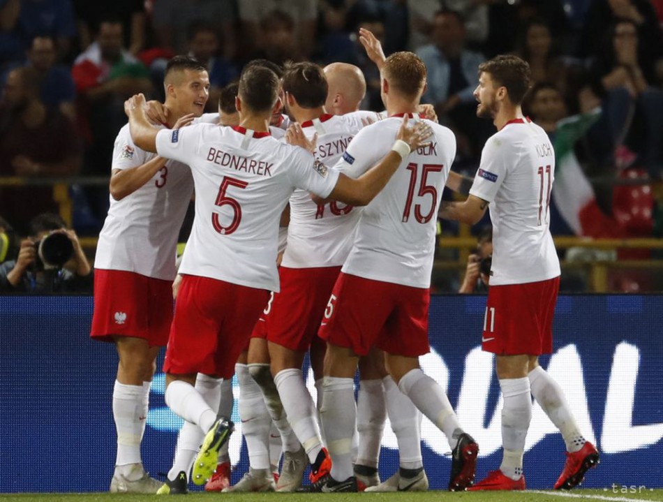 Poľskí futbalisti sa tešia po strelení gólu počas zápasu Ligy národov Taliansko - Poľsko v talianskom meste Bologna 7. septembra 2018.