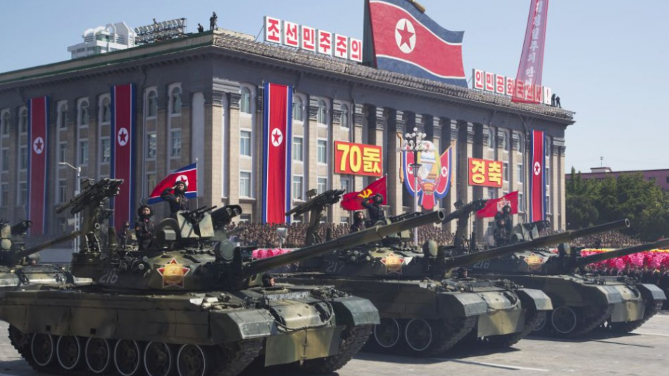 Tankové jednotky armády KĽDR počas slávnostnej vojenskej prehliadky k 70. výročiu vzniku Kórejskej ľudovodemokratickej republiky v Pchjongjangu 9. septembra 2018.