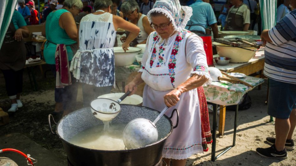 Milovníci halušiek, slovenského národného jedla, sa stretli v sobotu 8. septembra 2018 v severomaďarskej obci Veňarec v Novohradskej župe, kde Združenie novohradských a hevešských Slovákov pripravilo už 15. ročník Haluškového festivalu. Na snímke účastníci festivalu vo Veňarci.