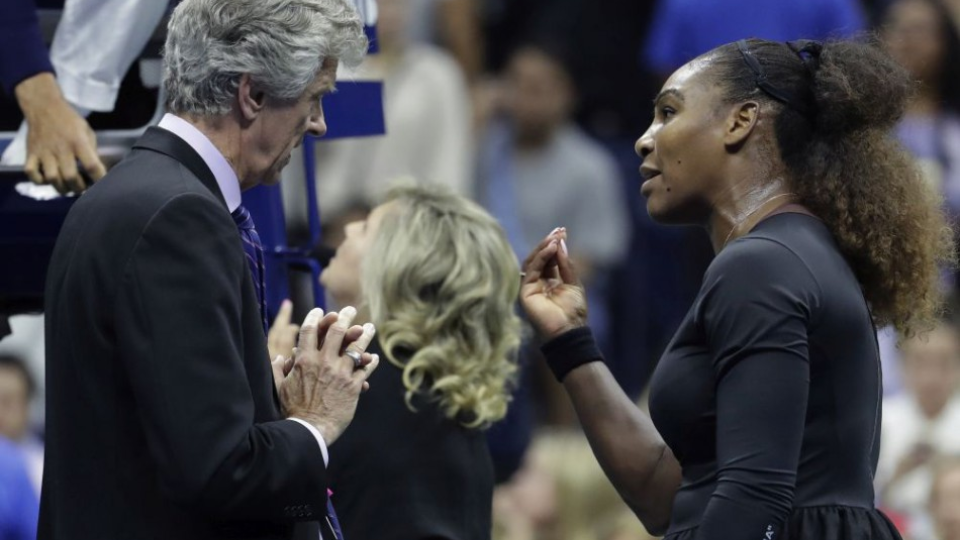 Serena Williamsová sa rozpráva s rozhodcom Brianom Earleym.