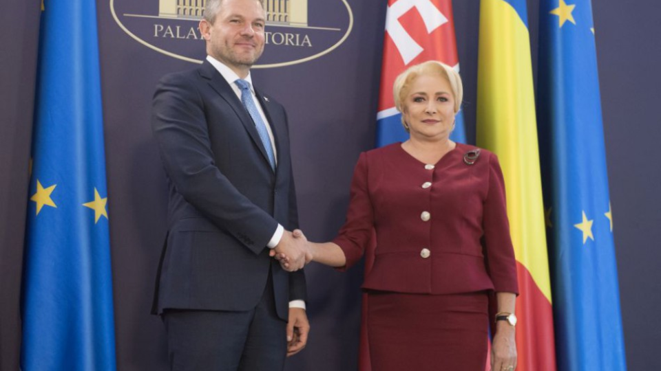 Na snímke vľavo predseda vlády SR Peter Pellegrini a predsedníčka vlády Rumunska Viorica Dancilová  počas oficiálnej návštevy Rumunska 11. septembra 2018 v Bukurešti. 
