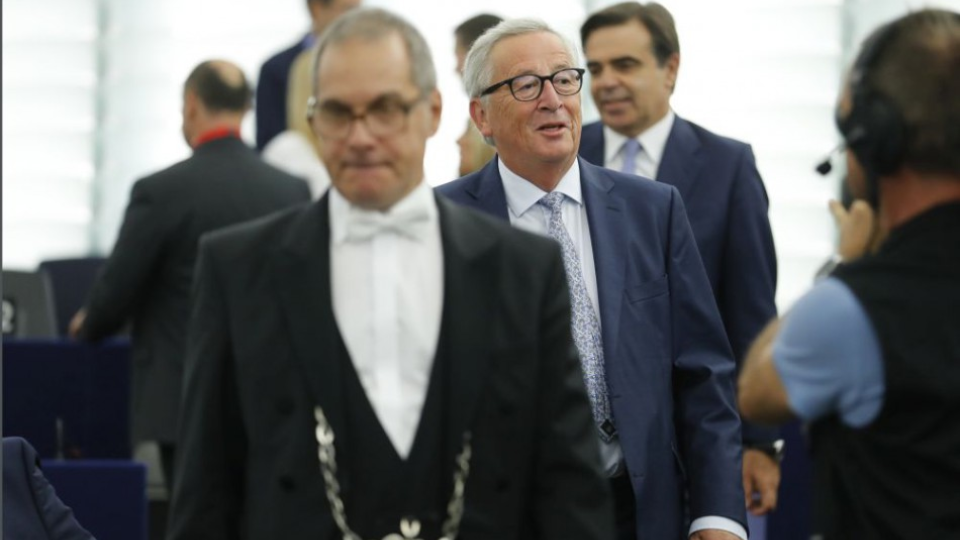 Predseda Európskej komisie Jean-Claude Juncker (uprostred) prichádza na výročný prejav o stave Únie v Európskom parlamente v Štrasburgu 12. septembra 2018.