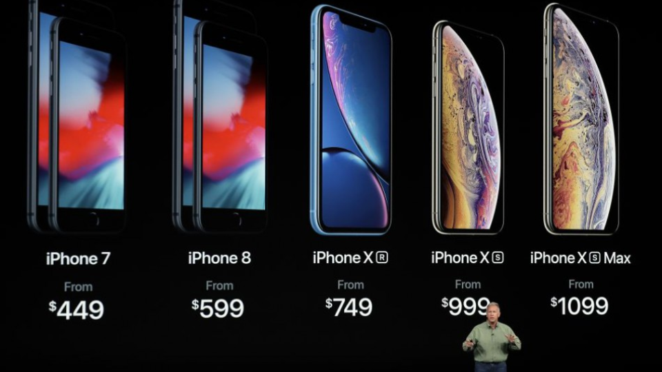 Na snímke riaditeľ marketingu  spoločnosti Apple Phil Schiller predstavuje nové modely iPhone XS, XS Max a XR v stredu 12. septembra 2018 v Cupertine v Kalifornii.