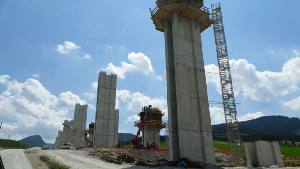 Na archívnej snímke časť rozostaveného diaľničného úseku D1 Lietavská Lúčka - Višňové - Dubná skala počas kontrolného dňa 21. júna 2018. 