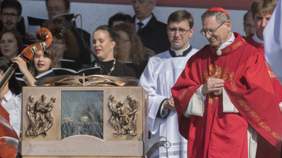 Na snímke vpravo legát pápeža Františka, kardinál Angelo Amato, prefekt Kongregácie pre kauzy svätých počas slávnostného blahorečenia Titusa Zemana 30. septembra 2017 v Bratislave.