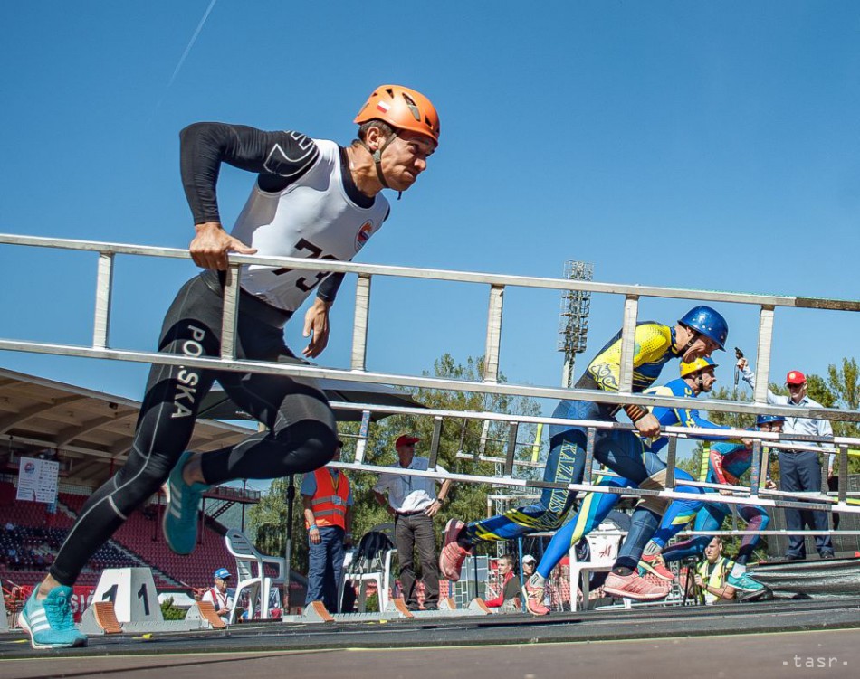 Na snímke pretekári v disciplíne Výstup do 4. podlažia cvičnej veže počas Majstrovstiev sveta v hasičskom športe 2018 na Štadióne SNP na Štiavničkách v Banskej Bystrici.
