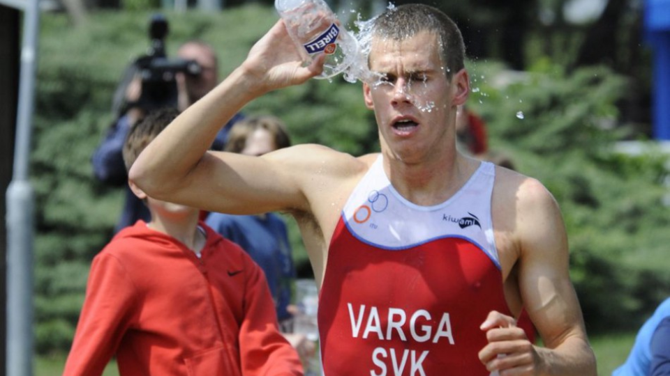 Na snímke Richard Varga sa osviežuje počas päťkilometrového behu.