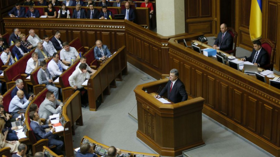 Ukrajinský prezident Petro Porošenko počas prejavu v ukrajinskom parlamente.