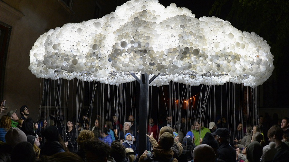 Z festivalu Biela noc v Bratislave v sobotu 8. októbra 2016. Na snímke svetelný interaktívny objekt Mrak vytvorený zo 6000 žiaroviek.