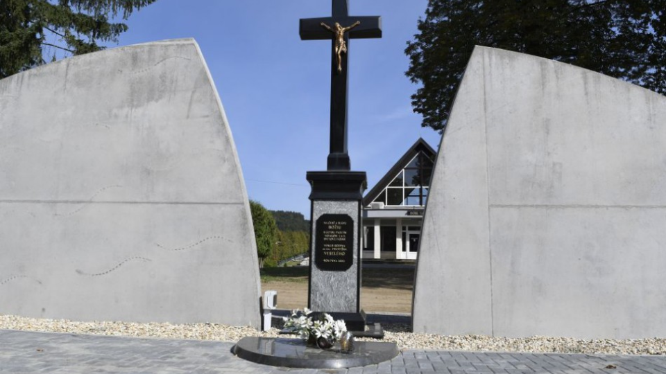 Nový pamätník obnoveného vojnového cintorína z I. svetovej vojny v meste Stropkov odhalia 29. 9. 2018 počas vysviacky cintorína pri príležitosti 100. Výročia ukončenia I. svetovej vojny. Projekt je realizovaný s finančnou podporou Ministerstva vnútra SR. Pri pamätníku sa nachádza kaplnka sv. Barbory pôvodného starého vojenského cintorína. Pochovaných je tu cca 800 vojakov z I. svetovej vojny z nich 320 je identifikovaných. Vojnový cintorín sa nachádza v spoločnom areáli s mestským cintorínom. Na snímke stav počas úprav areálu zo dňa 18. septembra 2018. 