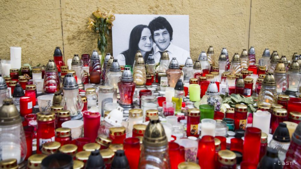 Na archívnej snímke sviečky a kvety na počesť zavraždeného investigatívneho novinára Jána Kuciaka a jeho snúbenice Martiny na Námestí SNP v Bratislave v utorok 27. februára 2018. 