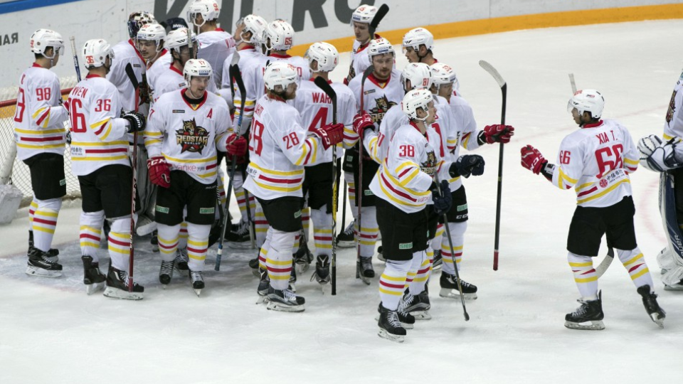 Na snímke hokejisti čínskeho účastníka KHL Červená hviezda Kchun-lun