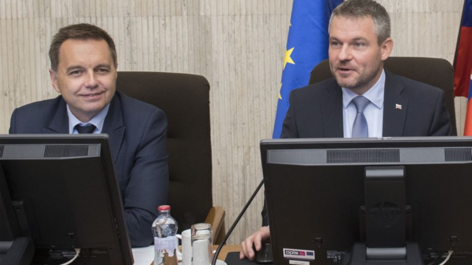 Na snímke vľavo minister financií SR Peter Kažimír a vpravo premiér SR Peter Pellegrini.