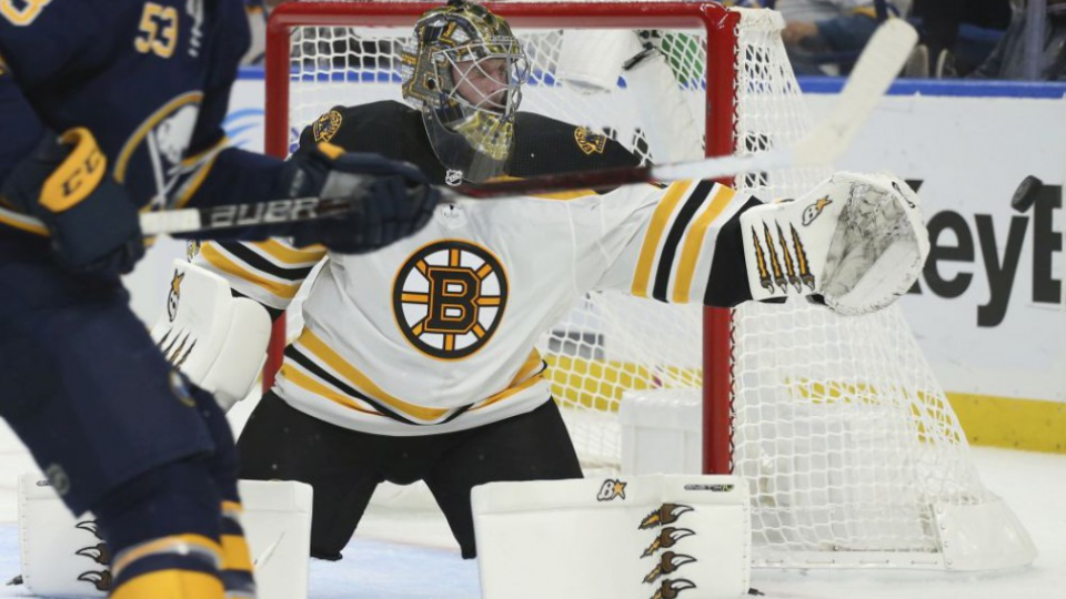 Brankár Boston Bruins Jaroslav Halák (41) počas tretej tretiny zápasu proti Buffalo Sabres.