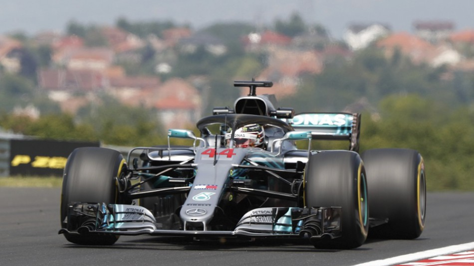 Britský jazdec Lewis Hamilton na Mercedese.