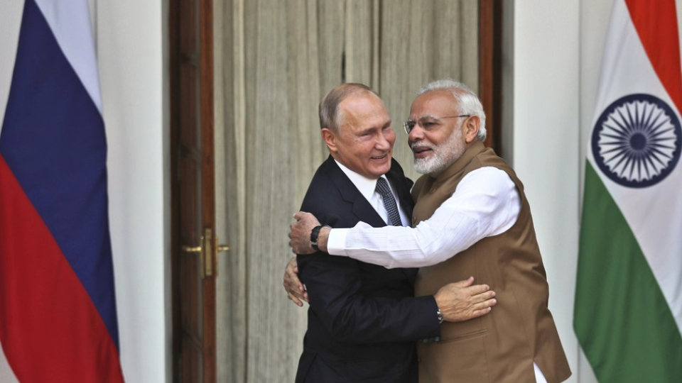 Na snímke sprava indický premiér Naréndra Módí a ruský prezident Vladimir Putin sa objímajú počas stretnutia v Naí Dillí 5. októbra 2018.